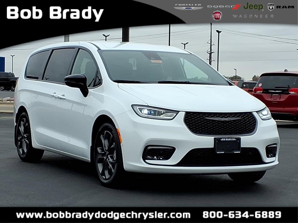 2026 Chrysler Pacifica Select's photo