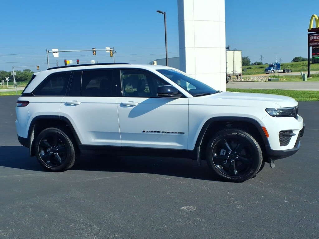 Used 2024 Jeep Grand Cherokee Altitude SUV