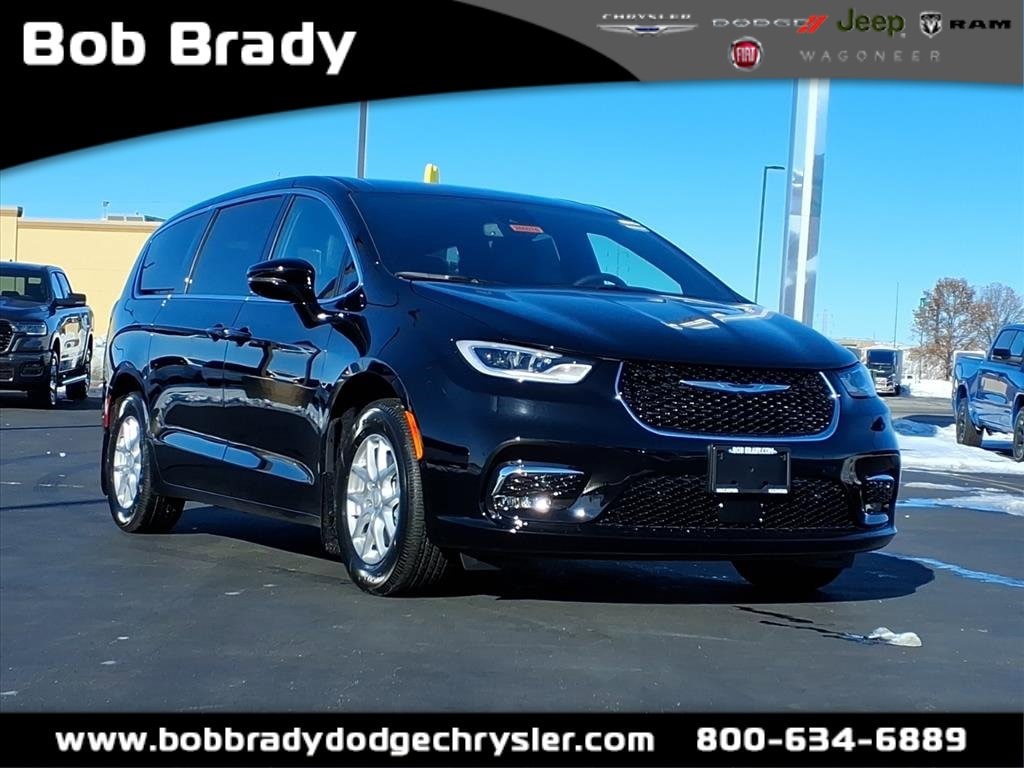 2026 Chrysler Pacifica Select's photo