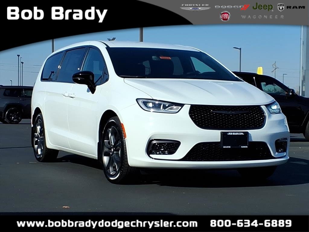 2026 Chrysler Pacifica Select's photo