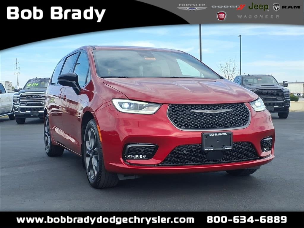 2026 Chrysler Pacifica Select's photo