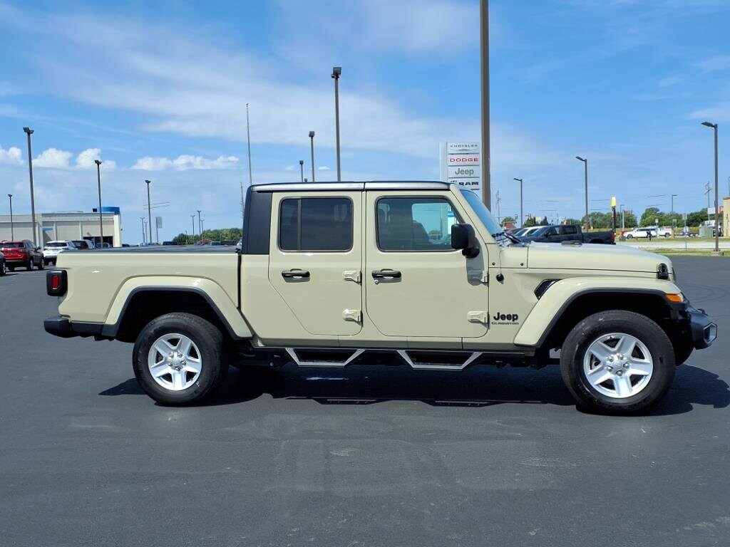 Used 2022 Jeep Gladiator Sport Truck Crew Cab
