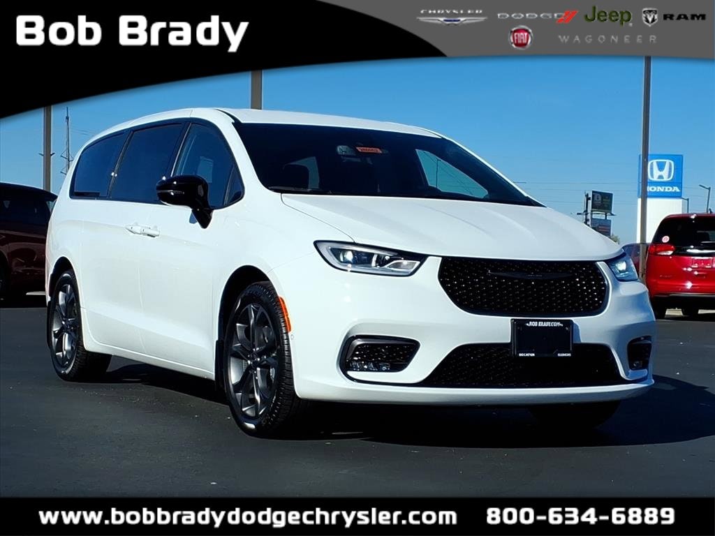 2026 Chrysler Pacifica Select's photo