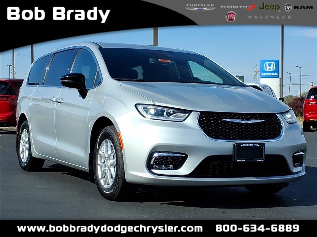 2026 Chrysler Pacifica Select's photo