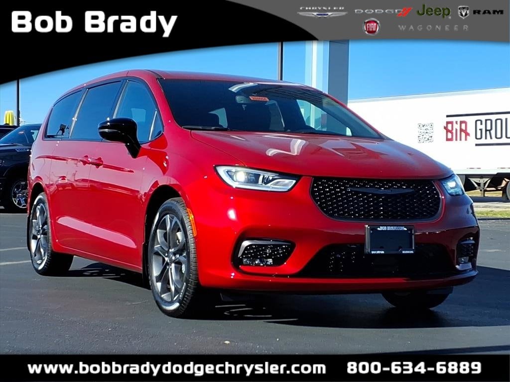 2026 Chrysler Pacifica Select's photo