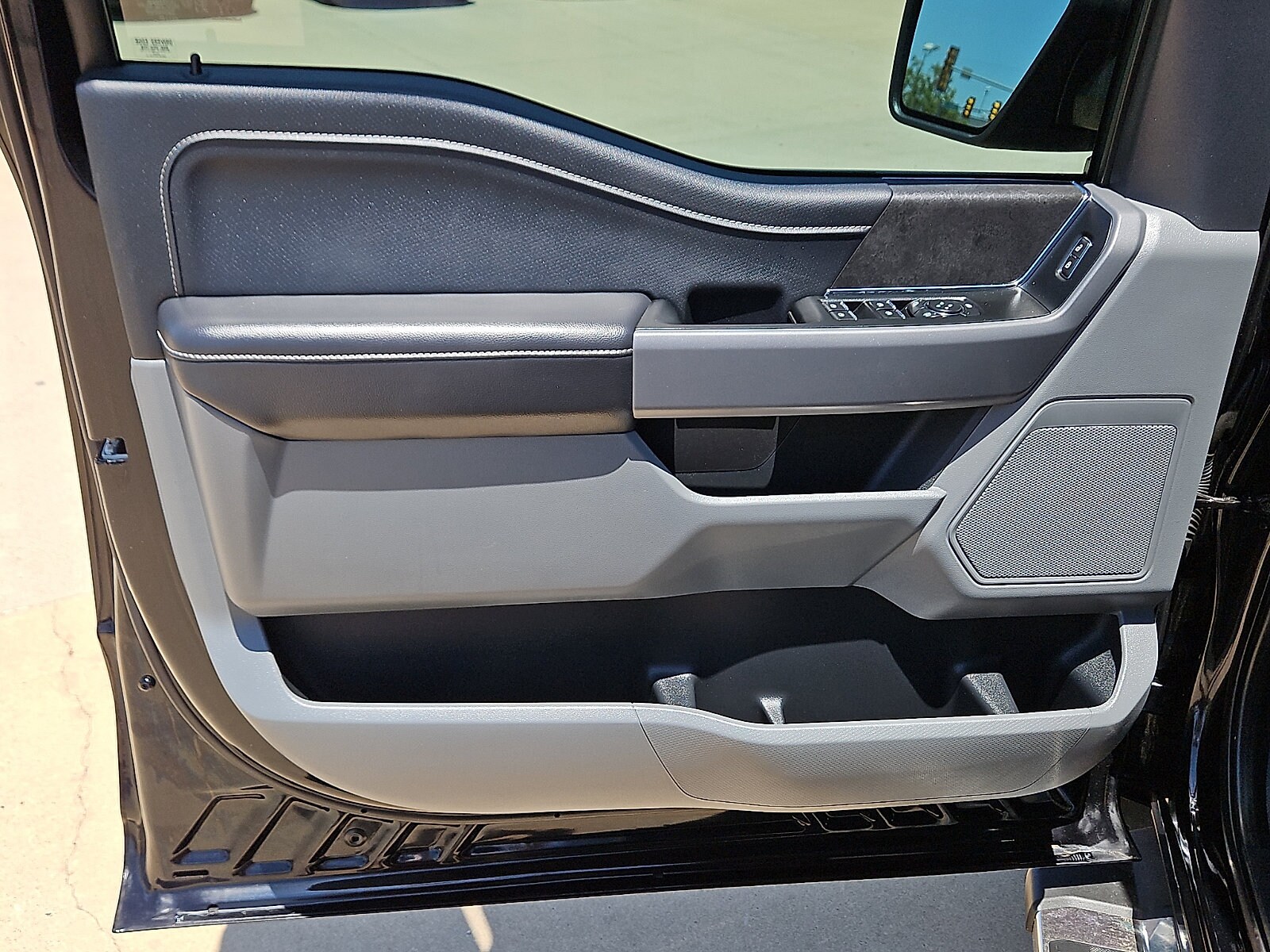 2025 Ford F-150 XLT - Photo 13