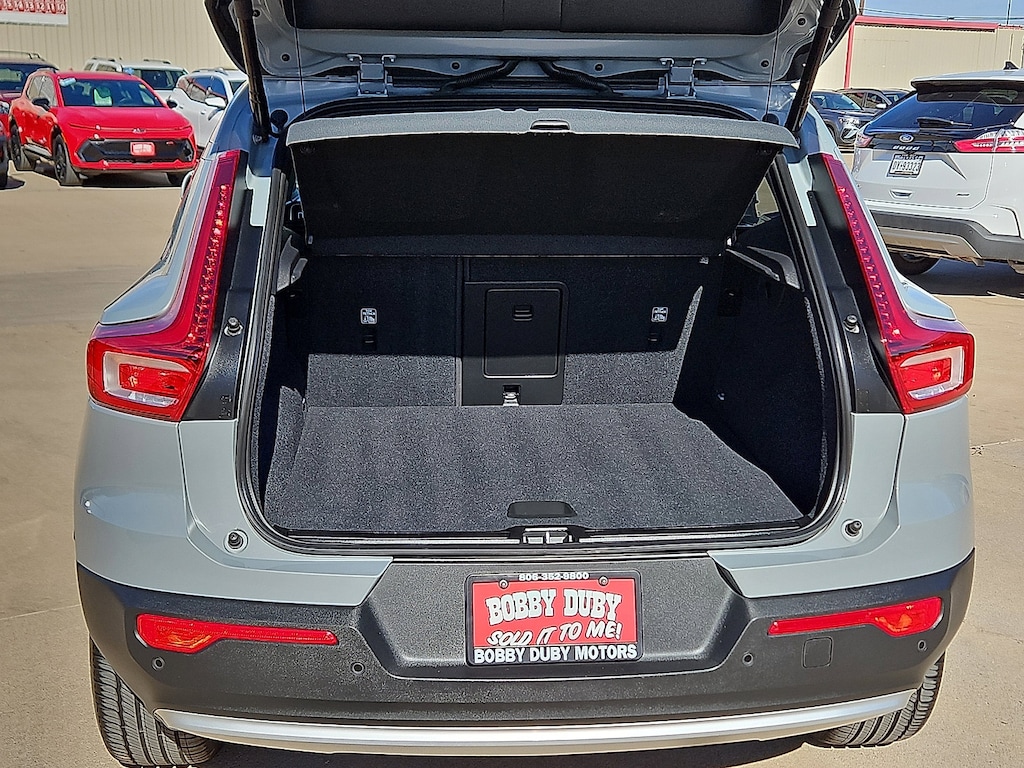 2025 Volvo XC40 Core photo 3