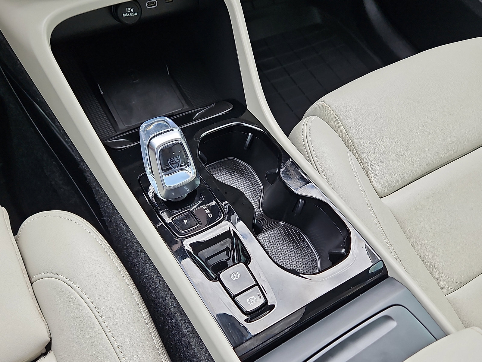 2026 Volvo XC40 Plus - Photo 16