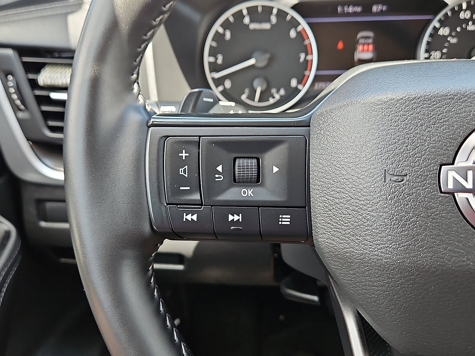2025 Nissan Rogue SV - Photo 16