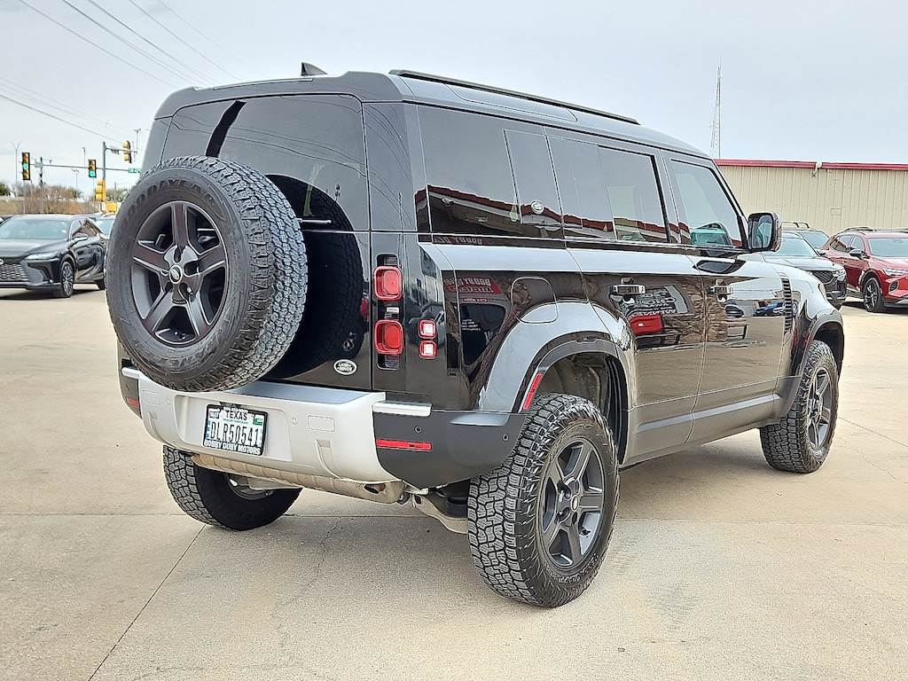 2023 Land Rover Defender Standard photo 3