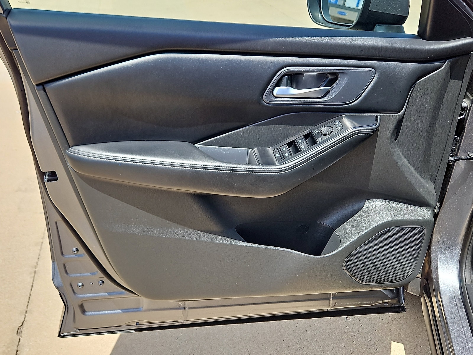 2025 Nissan Rogue SV - Photo 13