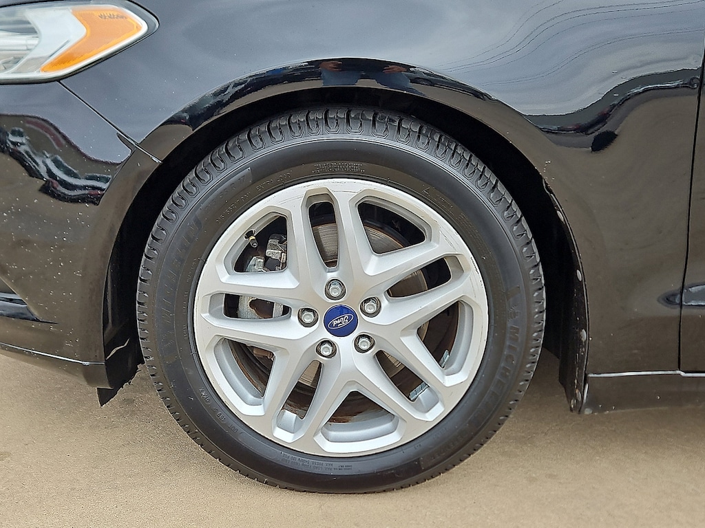 2016 Ford Fusion SE photo 2