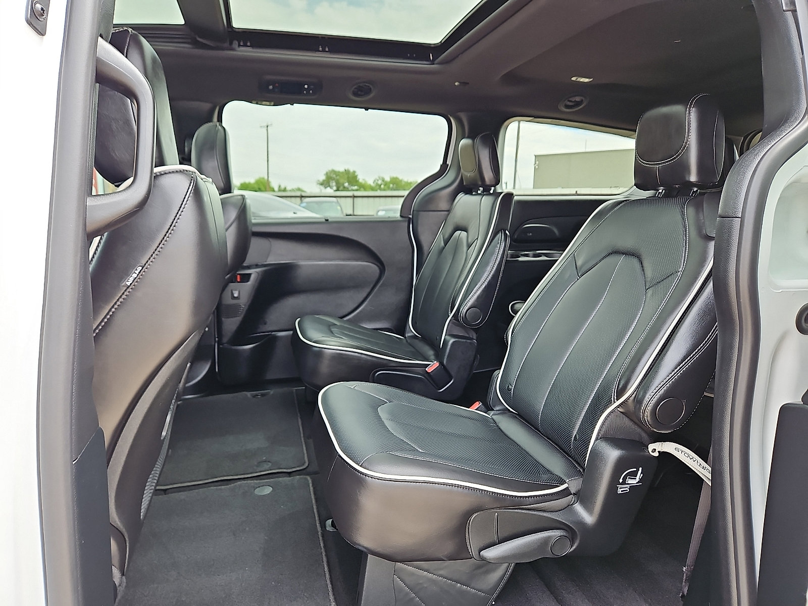 2026 Chrysler Pacifica Limited - Photo 10