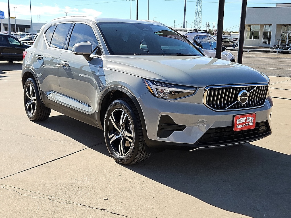 2025 Volvo XC40 Core photo 2