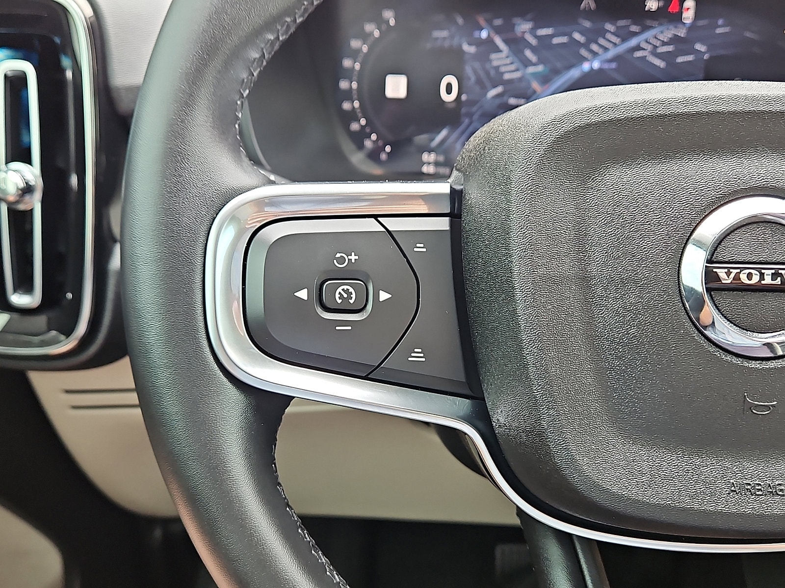2026 Volvo XC40 Plus - Photo 18