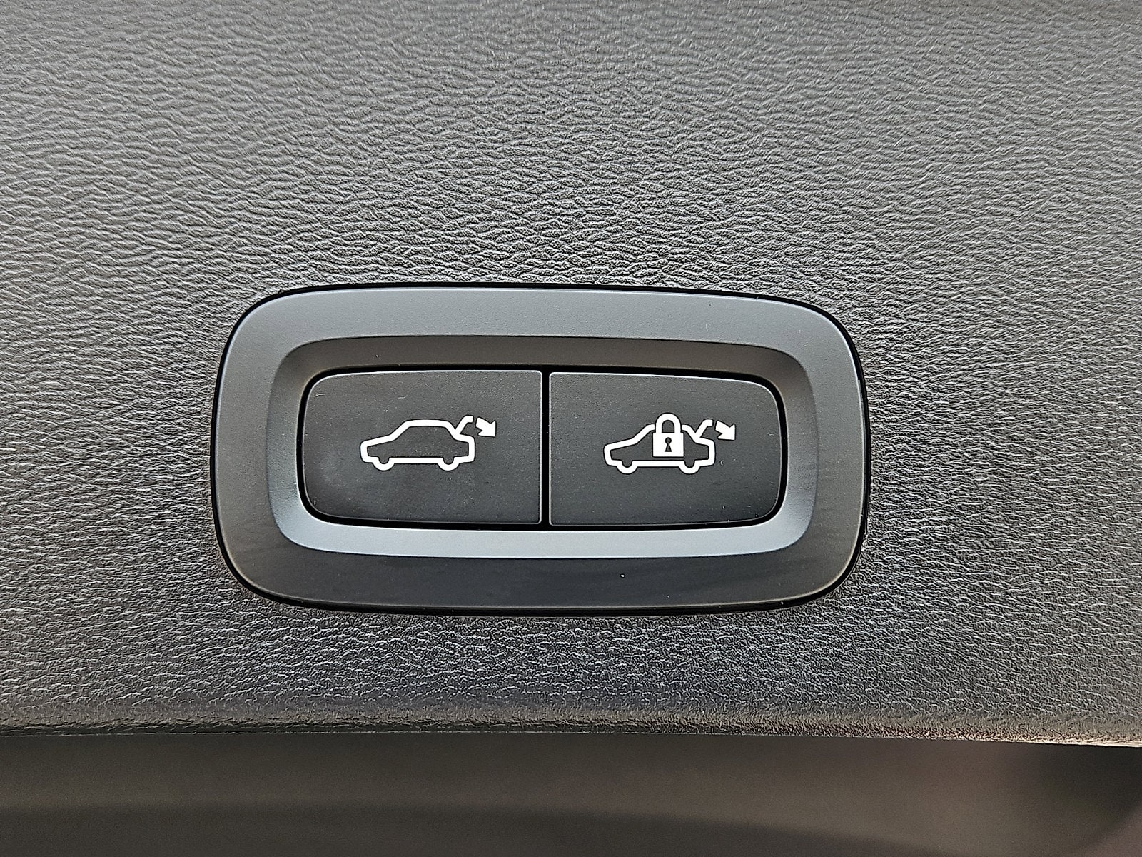 2026 Volvo XC40 Plus - Photo 9