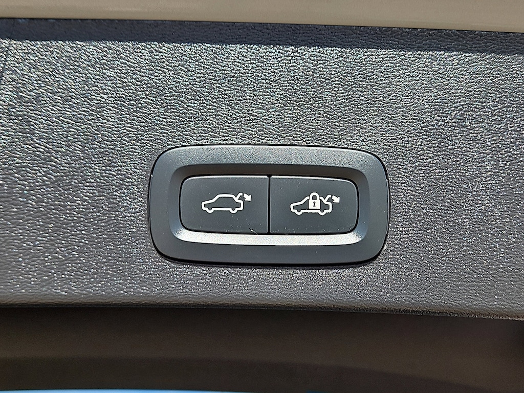 2025 Volvo XC40 Core photo 4