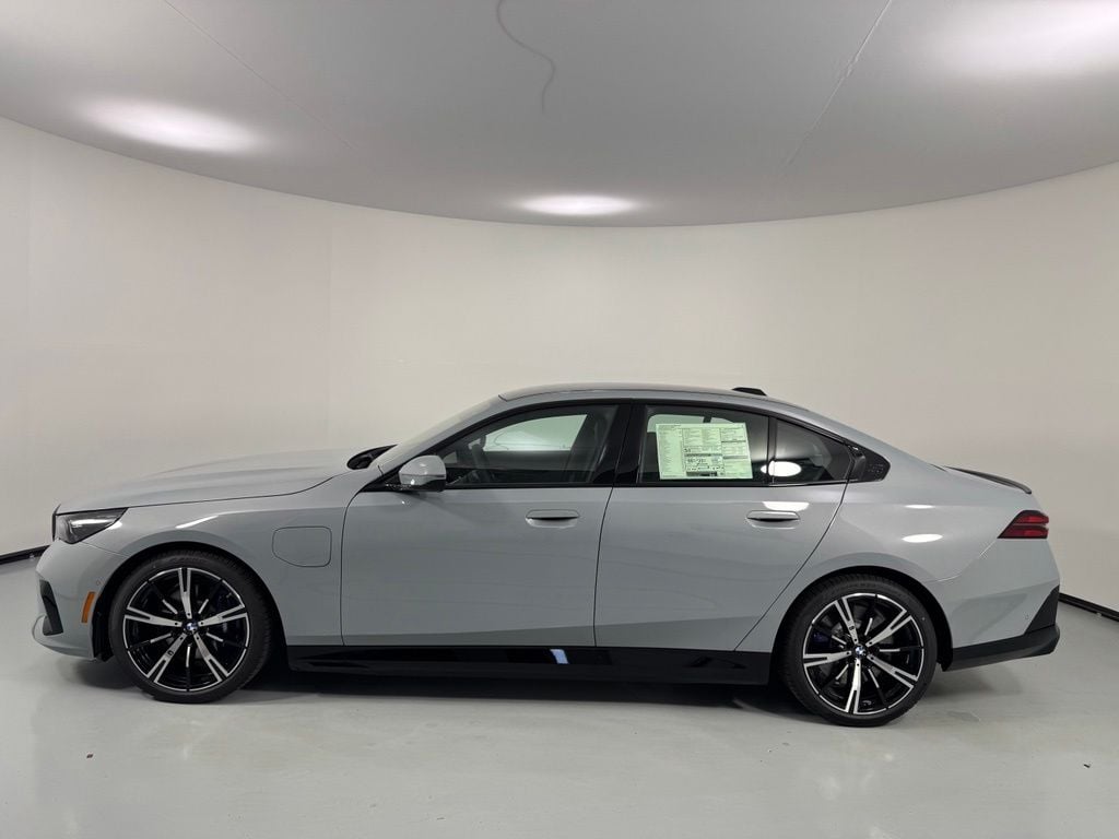 New 2027 BMW 550e xDrive Sedan