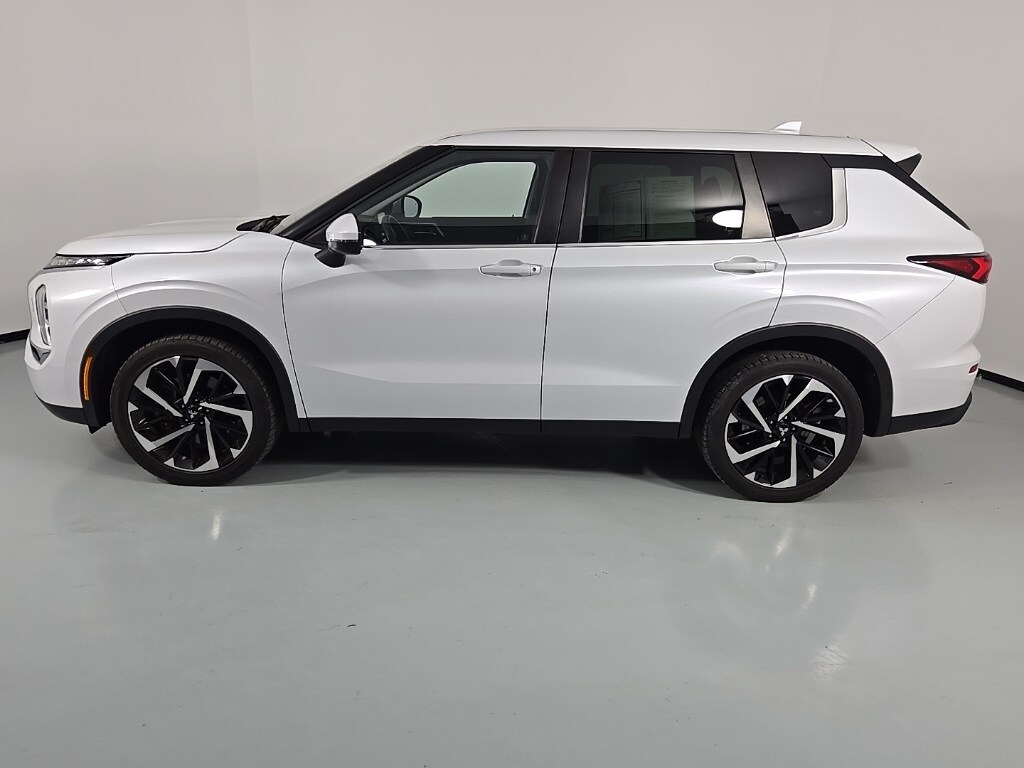 2022 Mitsubishi Outlander ES photo 4