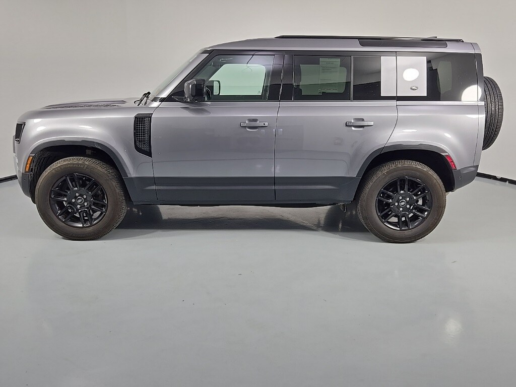 2024 Land Rover Defender 110 S photo 4