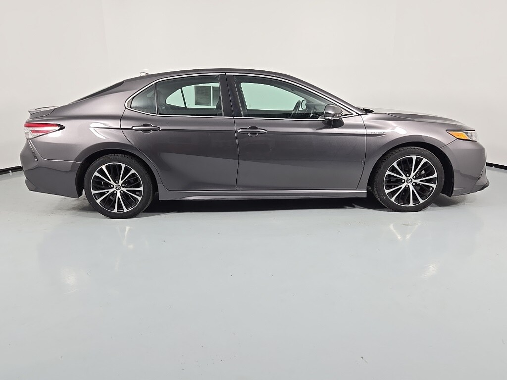 2019 Toyota Camry Hybrid SE photo 3