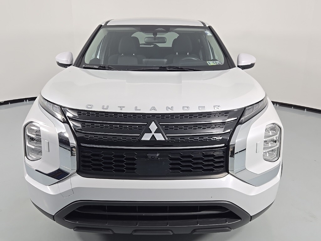 2022 Mitsubishi Outlander ES photo 2