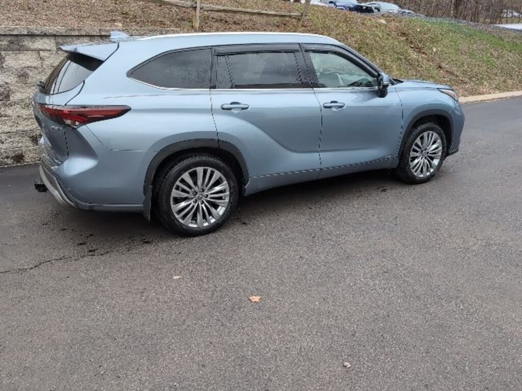 Used 2024 Toyota Highlander Hybrid Platinum SUV