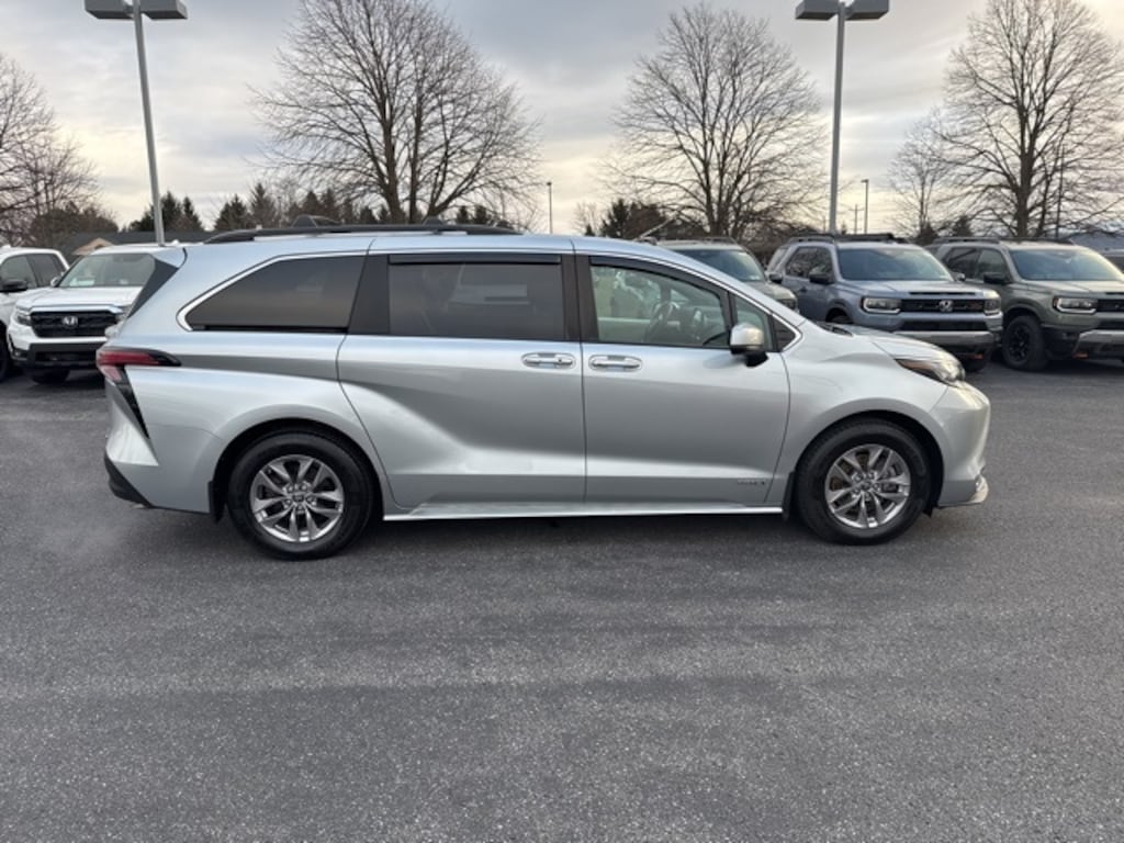 Used 2021 Toyota Sienna XLE Minivan/Van