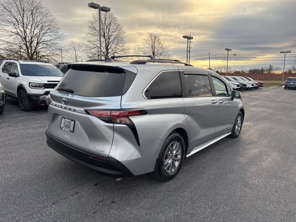 Used 2021 Toyota Sienna XLE Minivan/Van