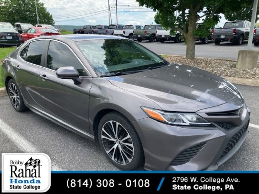 Used 2018 Toyota Camry SE Sedan