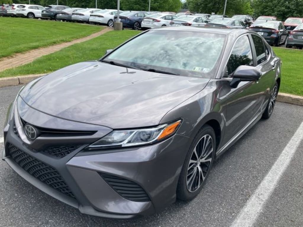 Used 2018 Toyota Camry SE Sedan