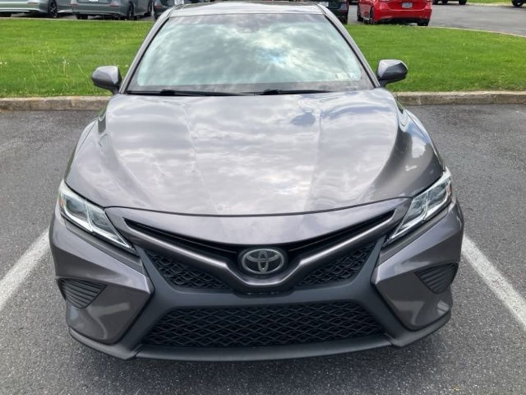 Used 2018 Toyota Camry SE Sedan