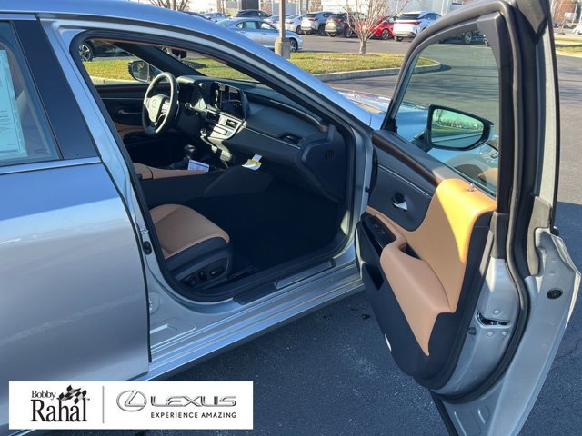 2025 Lexus ES 350's photo