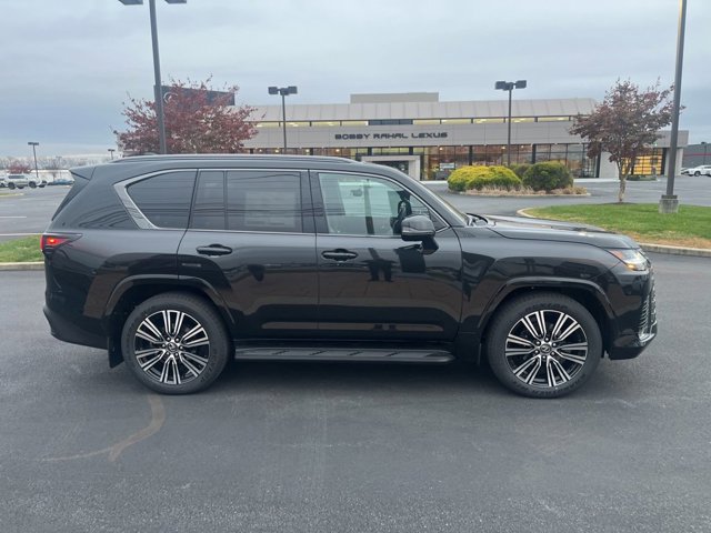 2025 Lexus LX 600 Luxury photo 3