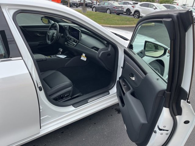 2025 Lexus ES 300h Premium photo 4