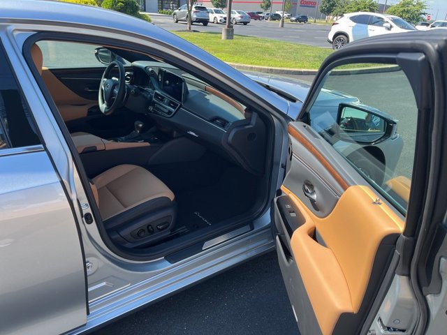 2025 Lexus ES 300h Premium photo 4