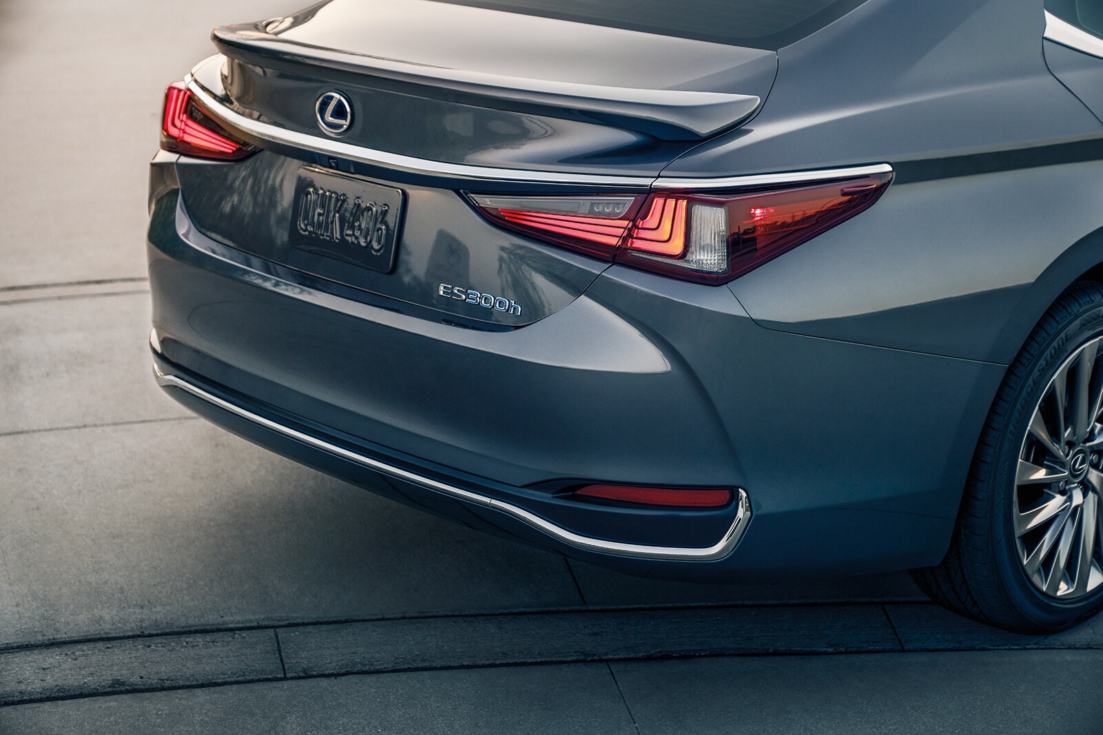 Model Features of the 2020 Lexus ES and ES Hybrid | The rearview of the 2020 Lexus ES