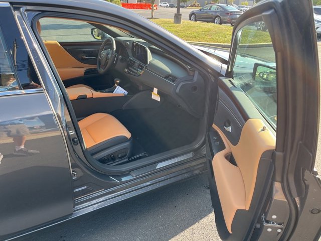 2025 Lexus ES 300h Premium photo 4