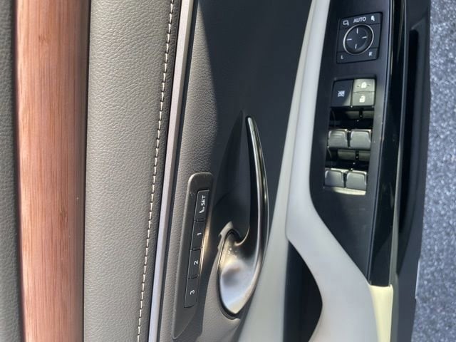 2025 Lexus ES 350 - Photo 12