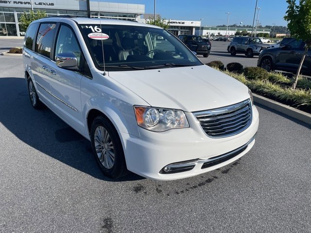 2016 Chrysler Town & Country photo 3