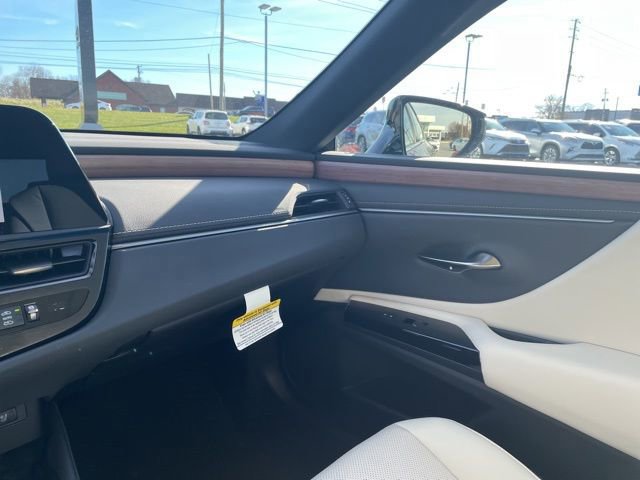 2025 Lexus ES 350 - Photo 22