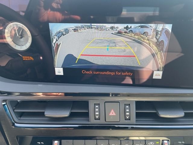 2025 Lexus ES 350 - Photo 18