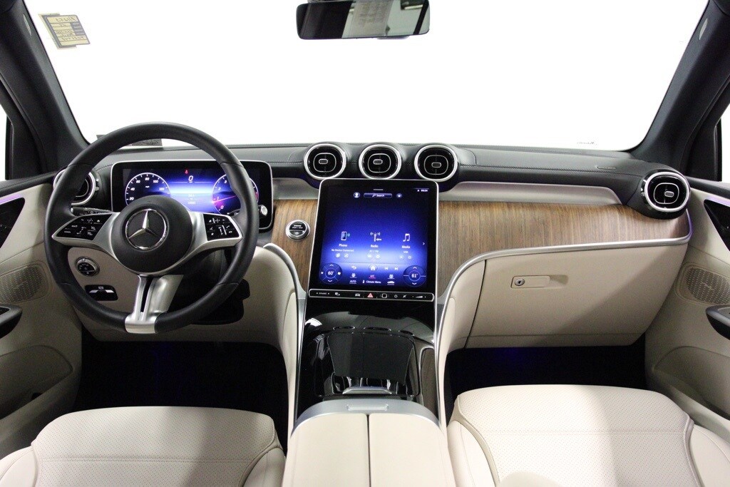 2024 Mercedes Benz GLC 300 photo 2