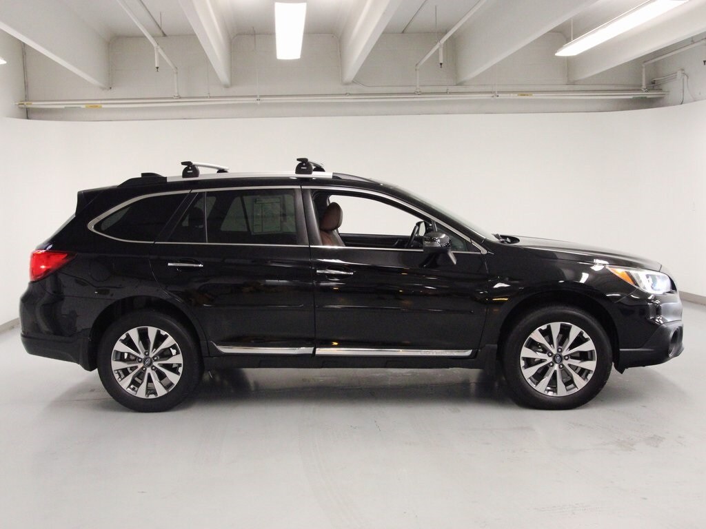 2017 Subaru Outback 3.6R Touring photo 3