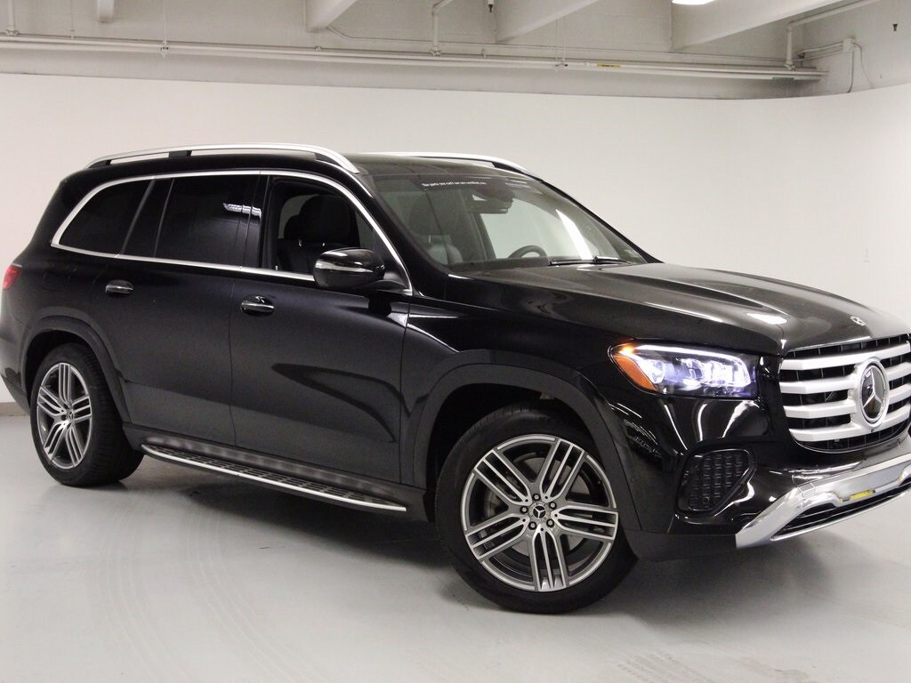 2025 Mercedes Benz GLS 450 4MATIC photo 2