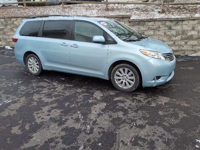 2017 Toyota Sienna XLE's photo