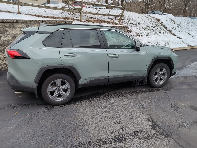 2022 Toyota RAV4 Hybrid XLE photo 3