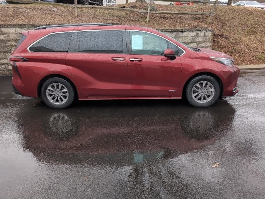 Used 2021 Toyota Sienna XLE
