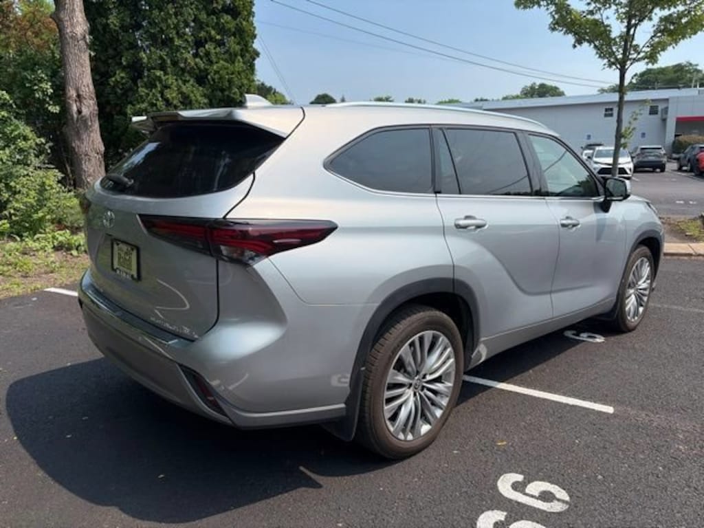 Used 2024 Toyota Highlander Platinum