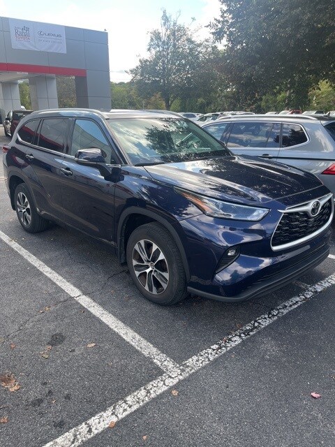 2022 Toyota Highlander XLE photo 2